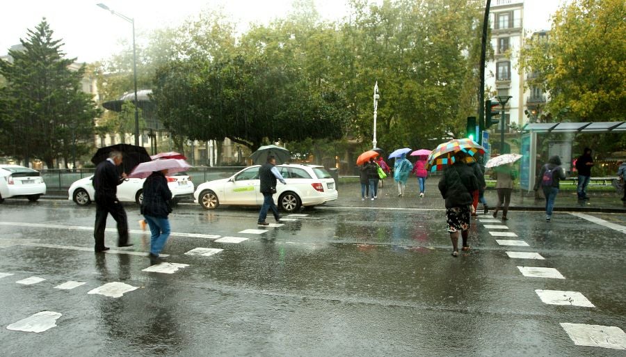 Después de un viernes y un sábado con temperaturas más que veraniegas, que animaron a acercarse a la playa, el largo fin de semana concluye con lluvia, y mucha.