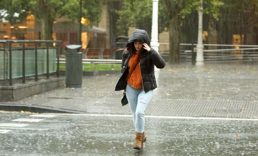 Después de un viernes y un sábado con temperaturas más que veraniegas, que animaron a acercarse a la playa, el largo fin de semana concluye con lluvia, y mucha.