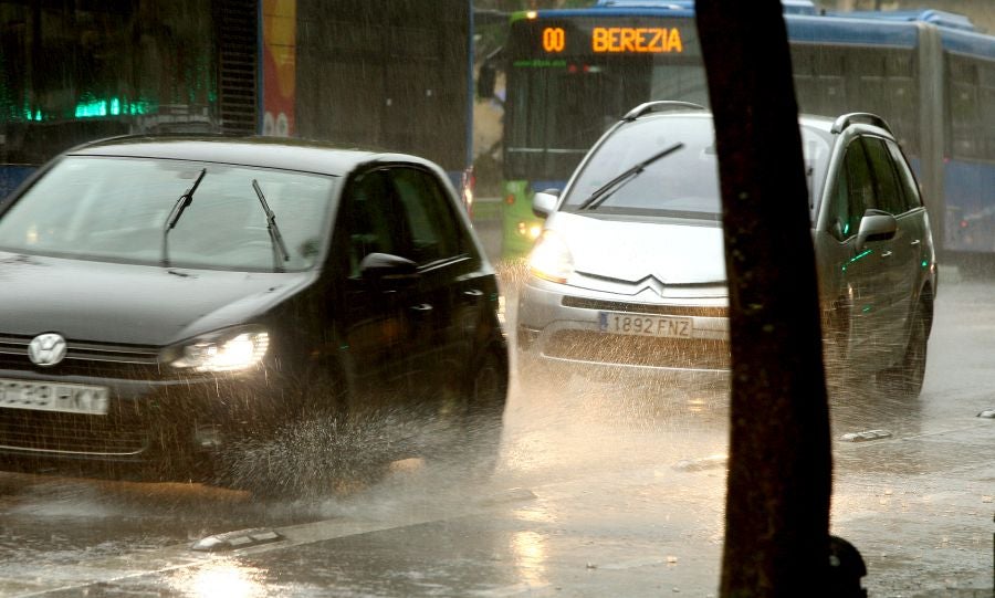 Después de un viernes y un sábado con temperaturas más que veraniegas, que animaron a acercarse a la playa, el largo fin de semana concluye con lluvia, y mucha.