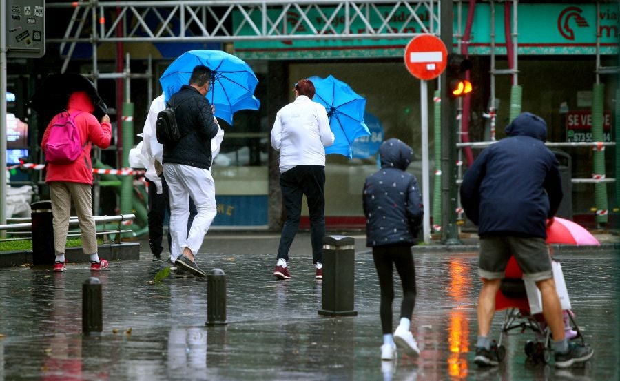 Después de un viernes y un sábado con temperaturas más que veraniegas, que animaron a acercarse a la playa, el largo fin de semana concluye con lluvia, y mucha.