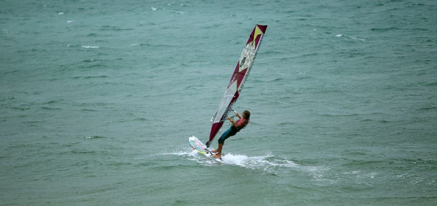 Después de un viernes y un sábado con temperaturas más que veraniegas, que animaron a acercarse a la playa, el largo fin de semana concluye con lluvia, y mucha.