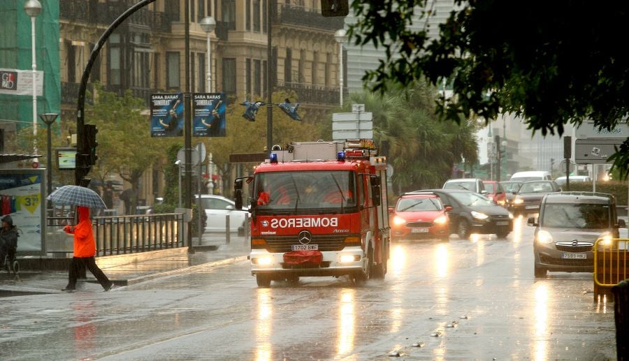 Después de un viernes y un sábado con temperaturas más que veraniegas, que animaron a acercarse a la playa, el largo fin de semana concluye con lluvia, y mucha.