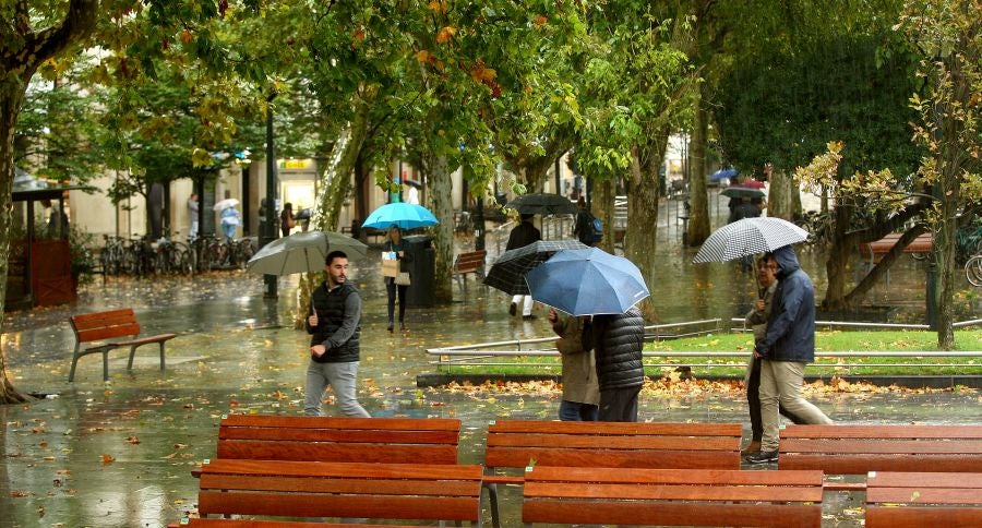 Después de un viernes y un sábado con temperaturas más que veraniegas, que animaron a acercarse a la playa, el largo fin de semana concluye con lluvia, y mucha.