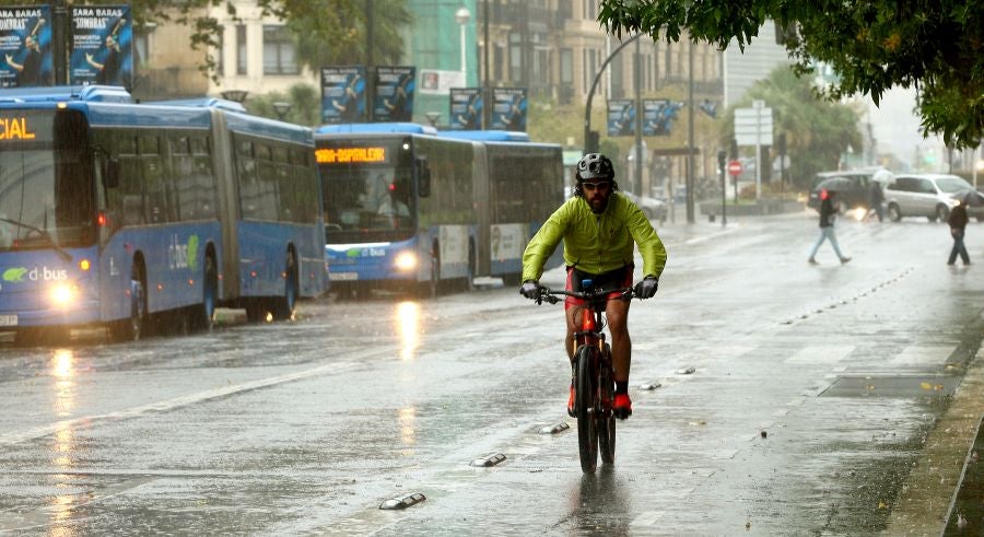 Después de un viernes y un sábado con temperaturas más que veraniegas, que animaron a acercarse a la playa, el largo fin de semana concluye con lluvia, y mucha.