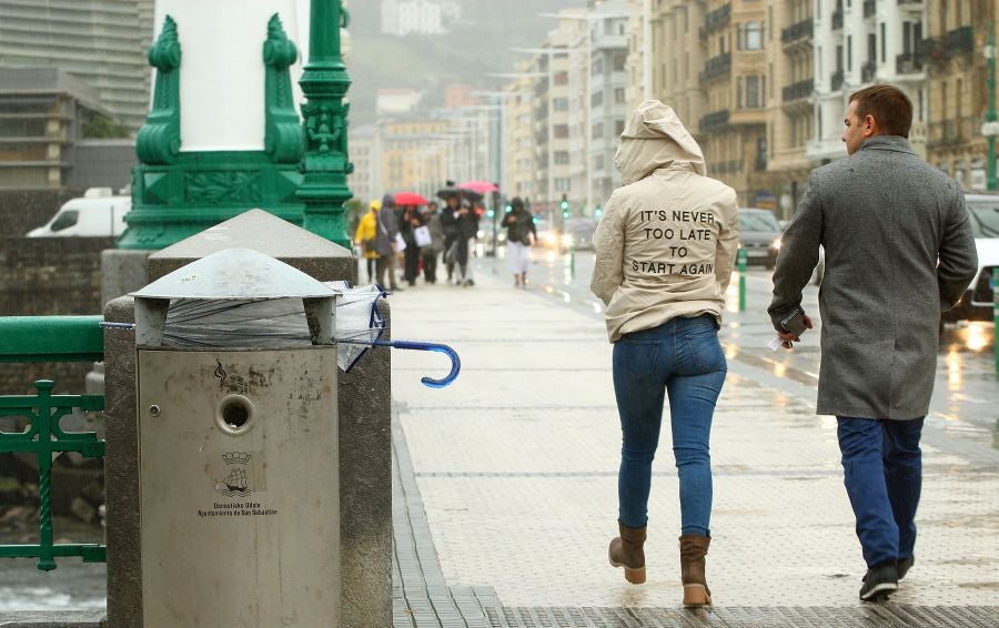 Después de un viernes y un sábado con temperaturas más que veraniegas, que animaron a acercarse a la playa, el largo fin de semana concluye con lluvia, y mucha.