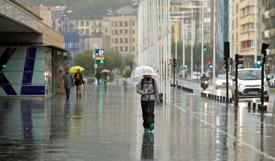 Después de un viernes y un sábado con temperaturas más que veraniegas, que animaron a acercarse a la playa, el largo fin de semana concluye con lluvia, y mucha.