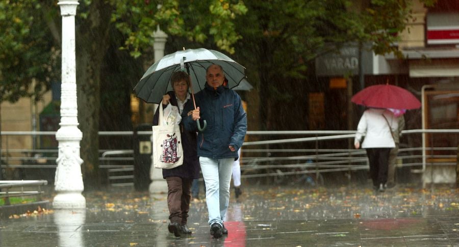Después de un viernes y un sábado con temperaturas más que veraniegas, que animaron a acercarse a la playa, el largo fin de semana concluye con lluvia, y mucha.