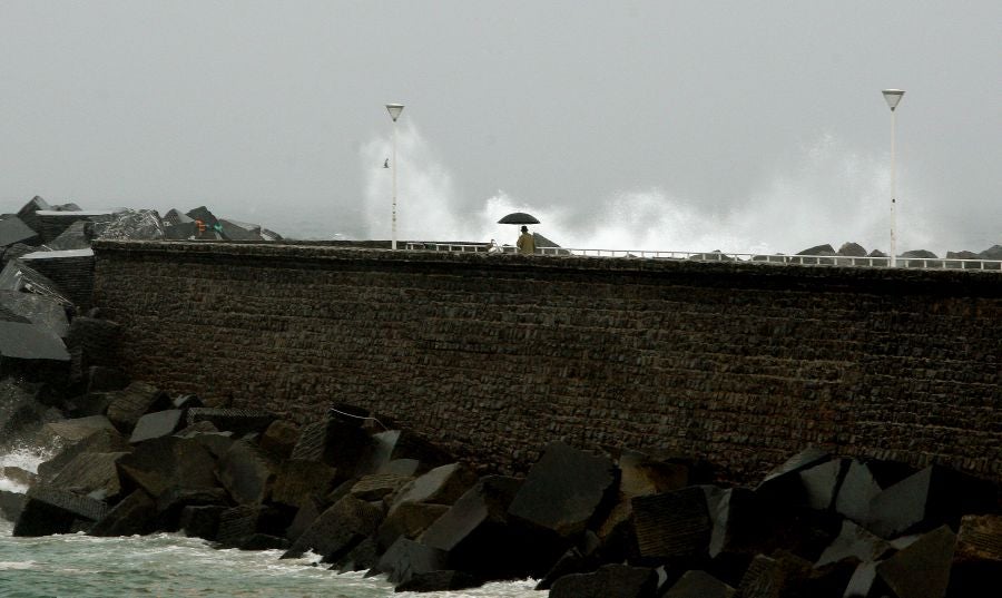 Después de un viernes y un sábado con temperaturas más que veraniegas, que animaron a acercarse a la playa, el largo fin de semana concluye con lluvia, y mucha.