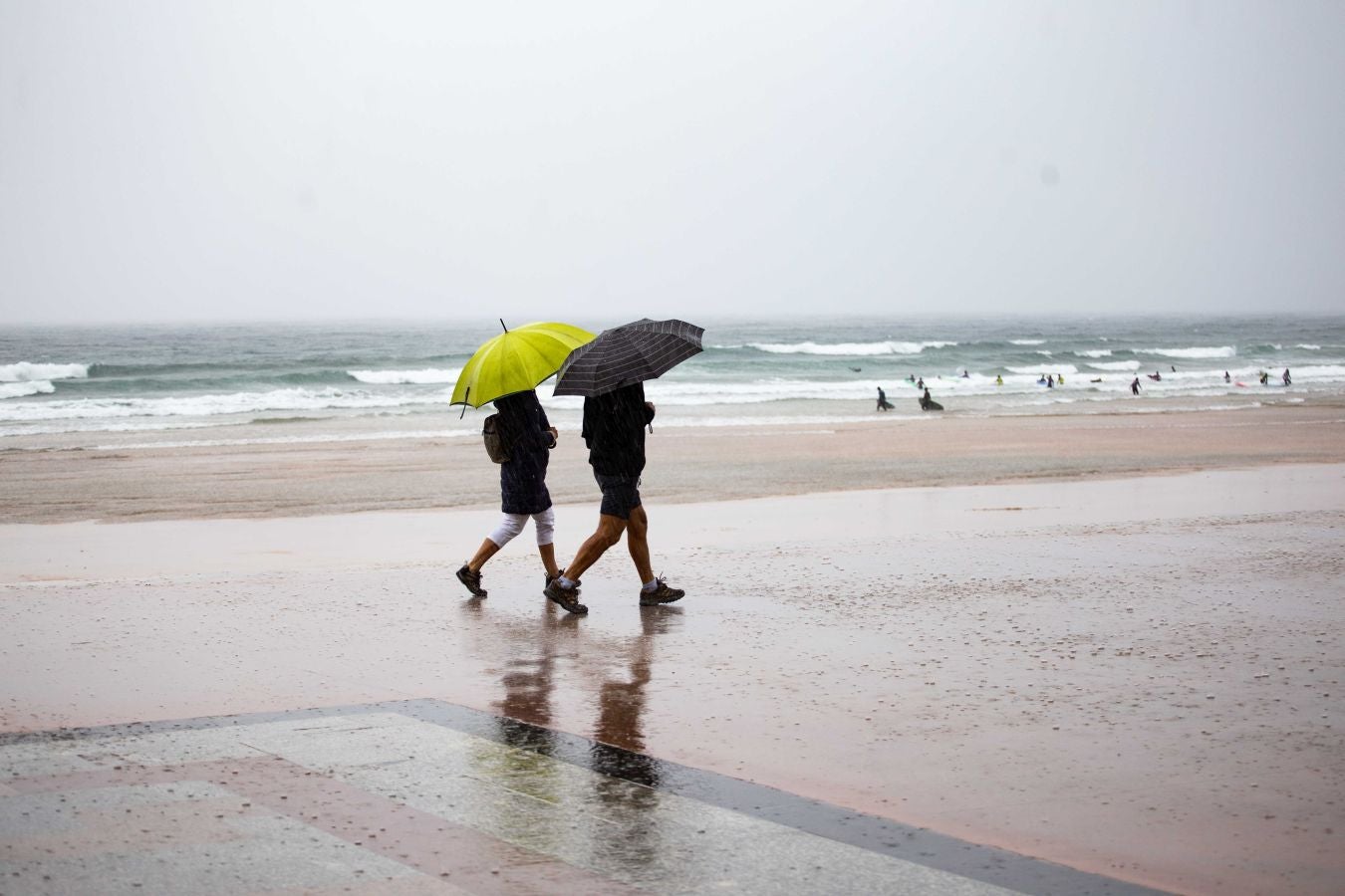 Después de un viernes y un sábado con temperaturas más que veraniegas, que animaron a acercarse a la playa, el largo fin de semana concluye con lluvia, y mucha.