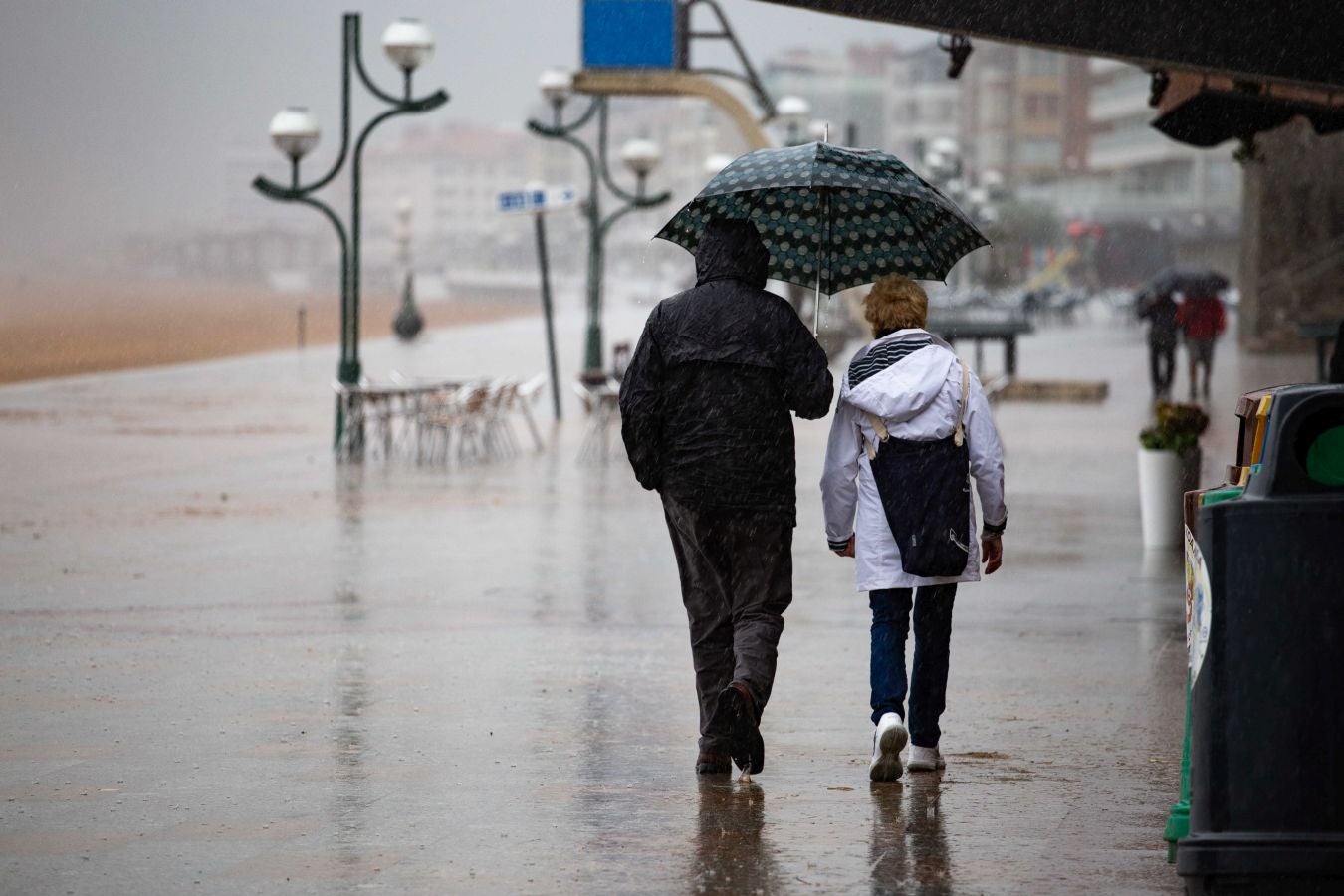 Después de un viernes y un sábado con temperaturas más que veraniegas, que animaron a acercarse a la playa, el largo fin de semana concluye con lluvia, y mucha.
