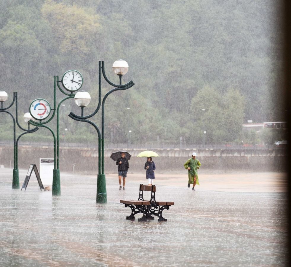 Después de un viernes y un sábado con temperaturas más que veraniegas, que animaron a acercarse a la playa, el largo fin de semana concluye con lluvia, y mucha.