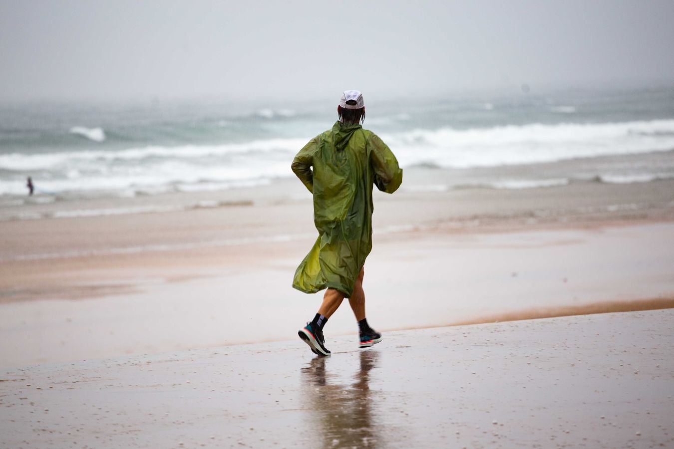 Después de un viernes y un sábado con temperaturas más que veraniegas, que animaron a acercarse a la playa, el largo fin de semana concluye con lluvia, y mucha.