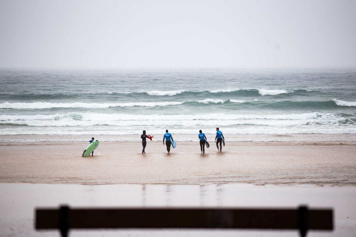 Después de un viernes y un sábado con temperaturas más que veraniegas, que animaron a acercarse a la playa, el largo fin de semana concluye con lluvia, y mucha.