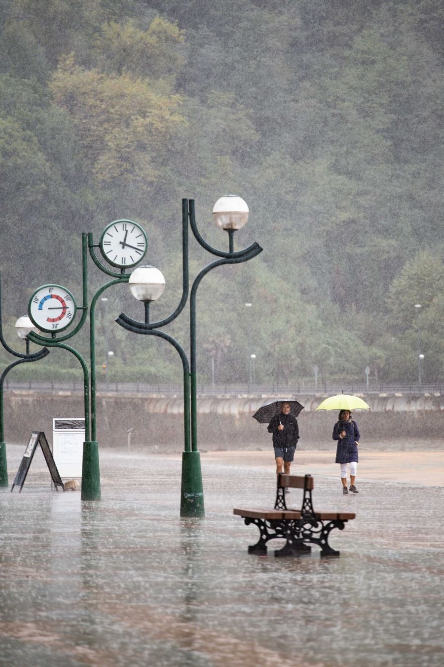 Después de un viernes y un sábado con temperaturas más que veraniegas, que animaron a acercarse a la playa, el largo fin de semana concluye con lluvia, y mucha.