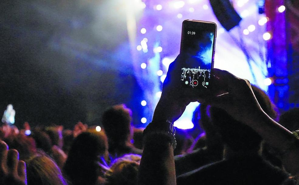 Un espectador graba con su móvil en el festival Colours of Ostraval