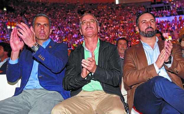 Santiago Ortega, el secretario general de Vox; José Antonio Ortega Lara, uno de los fundadores del partido; y Santiago Abascal, el presidente de la formación, en Vistalegre.