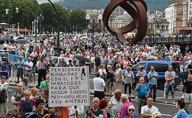 Concentración de pensionistas en Bilbao.