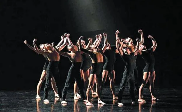 Los bailarines de Malandain Ballet Biarritz en plena actuación de la obra 'Sirènes'.