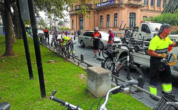 La polémica retirada de bicicletas del Boulevard el mes pasado fue debatida ayer en el Ayuntamiento de San Sebastián. 
