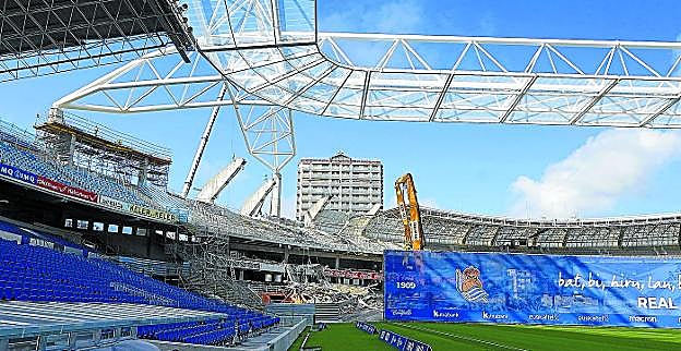 Panorámica, ayer, del estado de la grada norte que se ha empezado a derribar, con la nueva cubierta que se está levantando en el córner próximo al Atano III. 