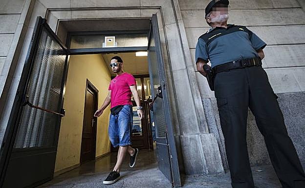 Alfonso Jes´is Cabezuelo uno de los cinco integrantes de «La Manada», a su llegada al juzgado de guardia de Sevilla.