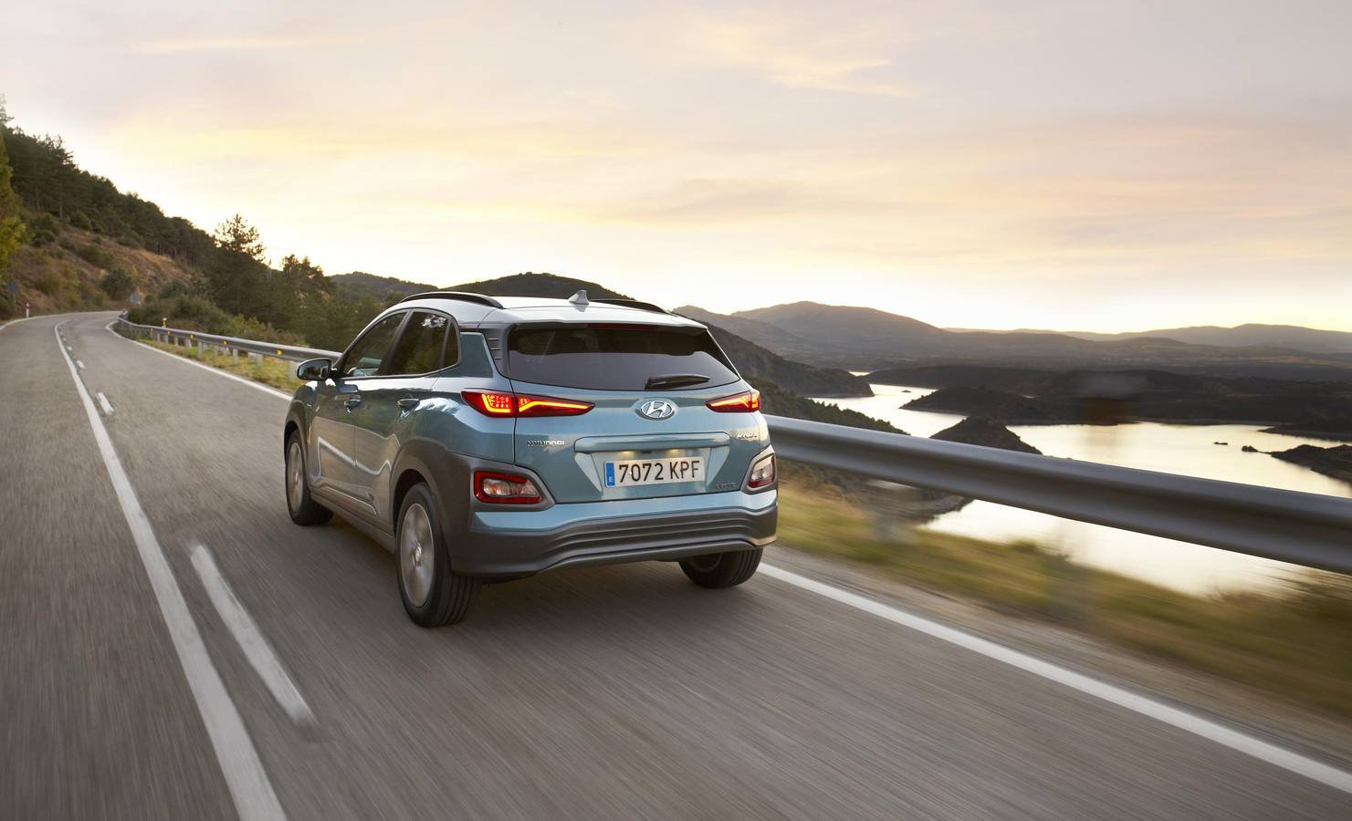 La gama del Kona, el nuevo SUV urbano de Hyundai, se amplía con un motor eléctrico. El modelo se comercializa en dos versiones que se diferencian en la capacidad de la batería.