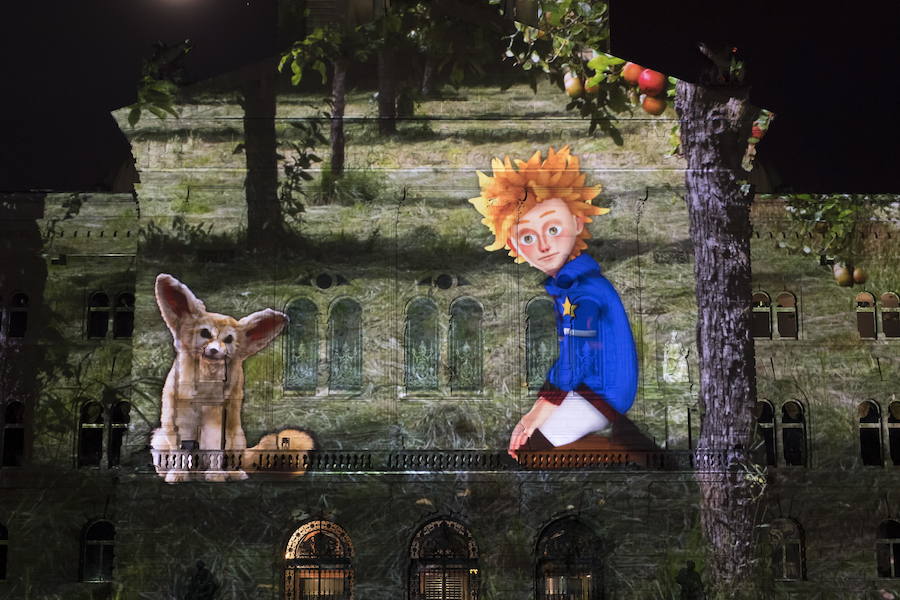 El espectáculo de luz 'Rendez-vous Bundesplatz' proyecta imágenes de 'Le Petit Prince' (El Principito) del autor Antoine de Saint-Exupery en la fachada de la Bundeshaus (Edificio del Parlamento) en la plaza Bundesplatz en Berna (Suiza). El espectáculo multimedia se puede ver de forma gratuita del 19 de octubre al 24 de noviembre.