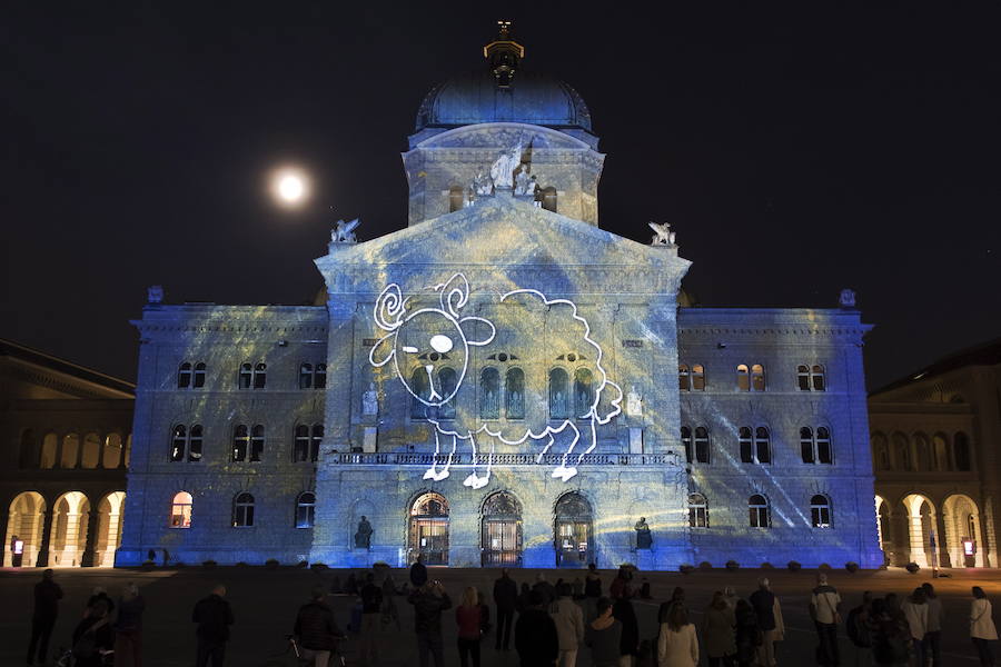 El espectáculo de luz 'Rendez-vous Bundesplatz' proyecta imágenes de 'Le Petit Prince' (El Principito) del autor Antoine de Saint-Exupery en la fachada de la Bundeshaus (Edificio del Parlamento) en la plaza Bundesplatz en Berna (Suiza). El espectáculo multimedia se puede ver de forma gratuita del 19 de octubre al 24 de noviembre.