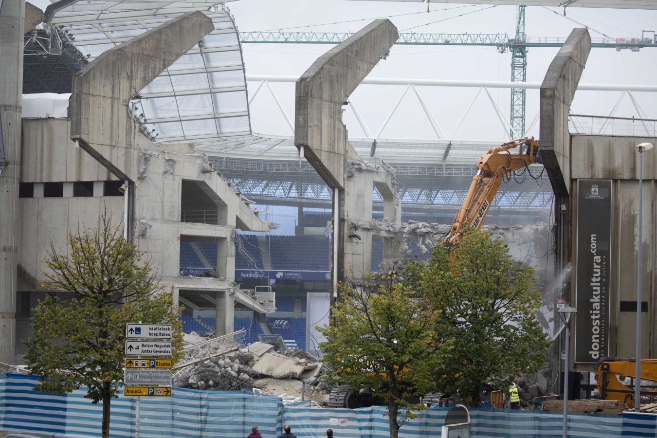 Una vez finalizados las maniobras en el interior del campo, la maquina especializada ha comenzado las labores de demolición parcial de la tribuna. Los pilares que sujetaban la cubierta ya retirada se irán tirando una vez se retiren los escombros de hormigón.