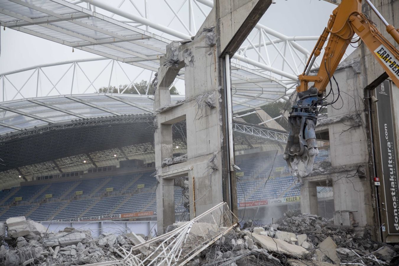 Una vez finalizados las maniobras en el interior del campo, la maquina especializada ha comenzado las labores de demolición parcial de la tribuna. Los pilares que sujetaban la cubierta ya retirada se irán tirando una vez se retiren los escombros de hormigón.
