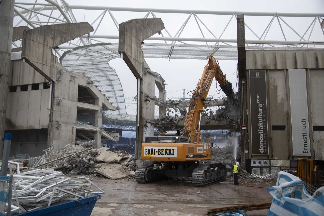 Una vez finalizados las maniobras en el interior del campo, la maquina especializada ha comenzado las labores de demolición parcial de la tribuna. Los pilares que sujetaban la cubierta ya retirada se irán tirando una vez se retiren los escombros de hormigón.