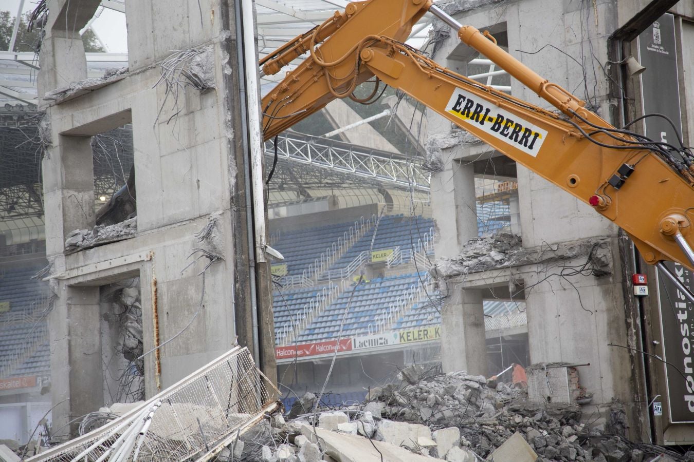 Una vez finalizados las maniobras en el interior del campo, la maquina especializada ha comenzado las labores de demolición parcial de la tribuna. Los pilares que sujetaban la cubierta ya retirada se irán tirando una vez se retiren los escombros de hormigón.