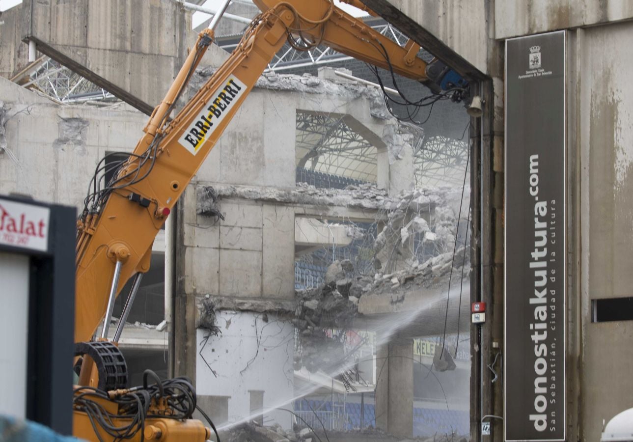 Una vez finalizados las maniobras en el interior del campo, la maquina especializada ha comenzado las labores de demolición parcial de la tribuna. Los pilares que sujetaban la cubierta ya retirada se irán tirando una vez se retiren los escombros de hormigón.