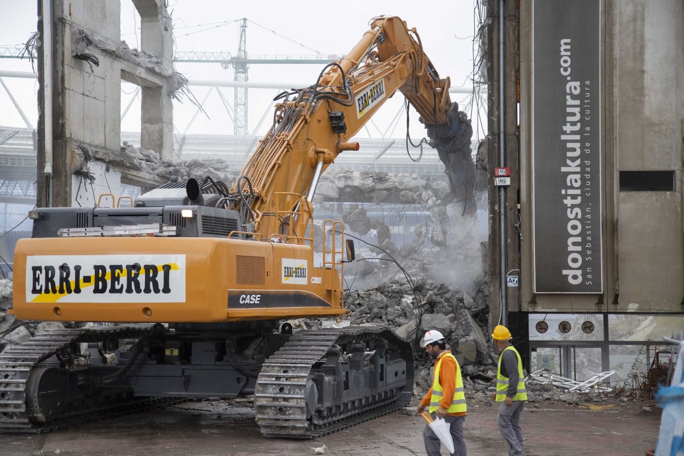 Una vez finalizados las maniobras en el interior del campo, la maquina especializada ha comenzado las labores de demolición parcial de la tribuna. Los pilares que sujetaban la cubierta ya retirada se irán tirando una vez se retiren los escombros de hormigón.