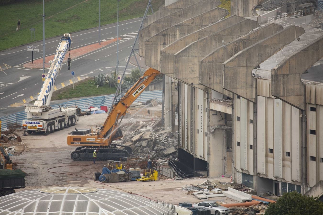 Una vez finalizados las maniobras en el interior del campo, la maquina especializada ha comenzado las labores de demolición parcial de la tribuna. Los pilares que sujetaban la cubierta ya retirada se irán tirando una vez se retiren los escombros de hormigón.