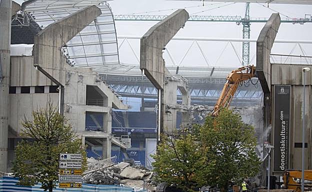 Demolición de la tribuna norte vista desde la Avenida de Madrid