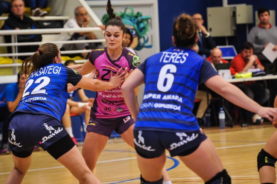 El empate del Super Amara Bera Bera (24-24) ha hecho que el Aula Alimentos de Valladolid se coloque segundo en la clasificación de la Liga Guerreras Iberdrola femenina de balonmano.