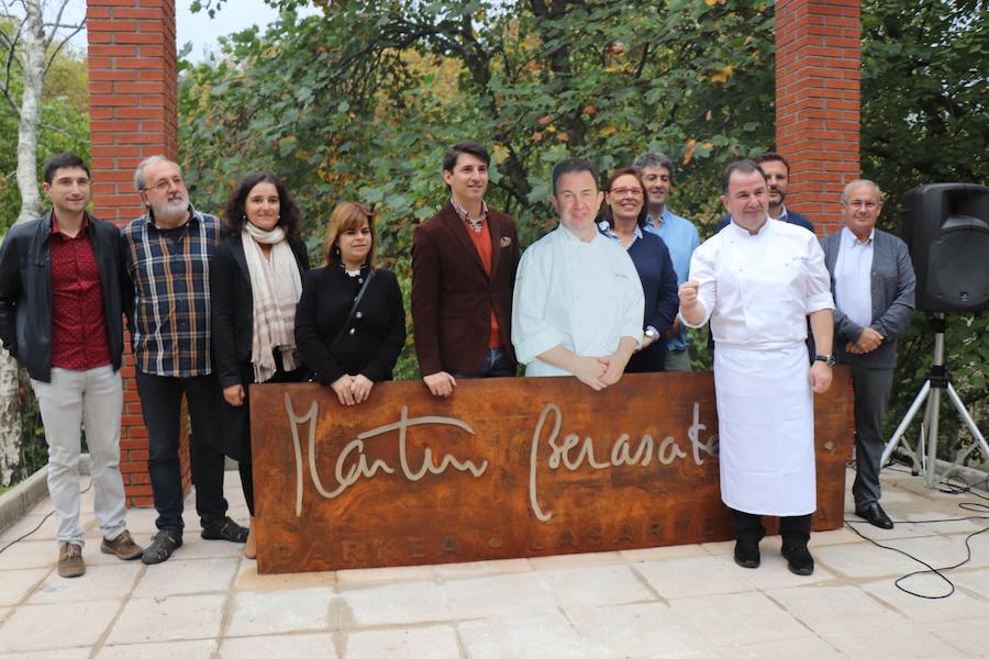 El cocinero Martin Berasategi ya tiene su escultura dedicada en su parque del mismo nombre, en Lasarte-Oria.