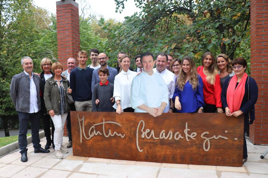 El cocinero Martin Berasategi ya tiene su escultura dedicada en su parque del mismo nombre, en Lasarte-Oria.