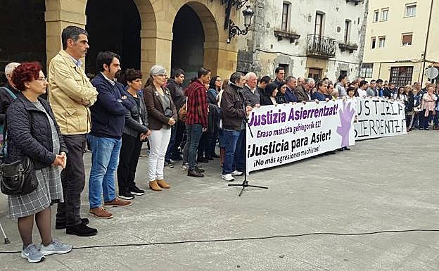 Los alcaldes de de Donostia y Unieta, además de cargos públicos y vecinos, acompañaron a los familiares y amigos de Asier