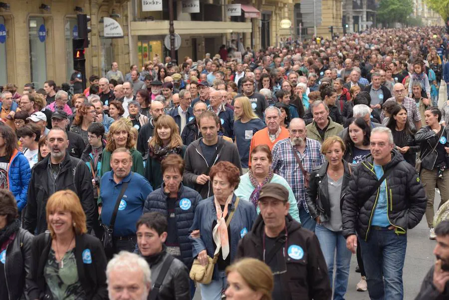 Miles de personas han participado este sábado en una manifestación bajo el lema 'Orain presoak', a favor de los miembros de ETA encarcelados. 
