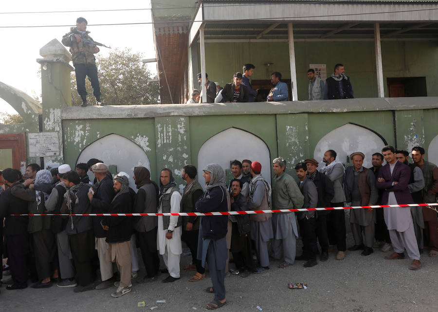 La población afgana ha hecho largas colas este sábado durante unas elecciones que han dejado varios muertos y decenas de heridos.