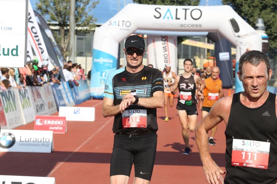 Eneko Agirrezabal (Segura, 32 años) y Maite Arraiza (Lazkao, 31 años) ganaron esta mañana la XXII edición de la Salto Systems Clásica de San Sebastián que contó con un espléndido día para la práctica deportiva. De los cerca de 3.000 inscritos partieron desde la Avenida de Madrid 2.660 participantes distribuidos entre todas las modalidades del evento.