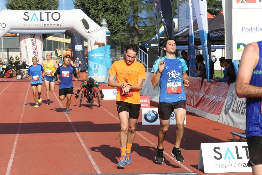 Eneko Agirrezabal (Segura, 32 años) y Maite Arraiza (Lazkao, 31 años) ganaron esta mañana la XXII edición de la Salto Systems Clásica de San Sebastián que contó con un espléndido día para la práctica deportiva. De los cerca de 3.000 inscritos partieron desde la Avenida de Madrid 2.660 participantes distribuidos entre todas las modalidades del evento.