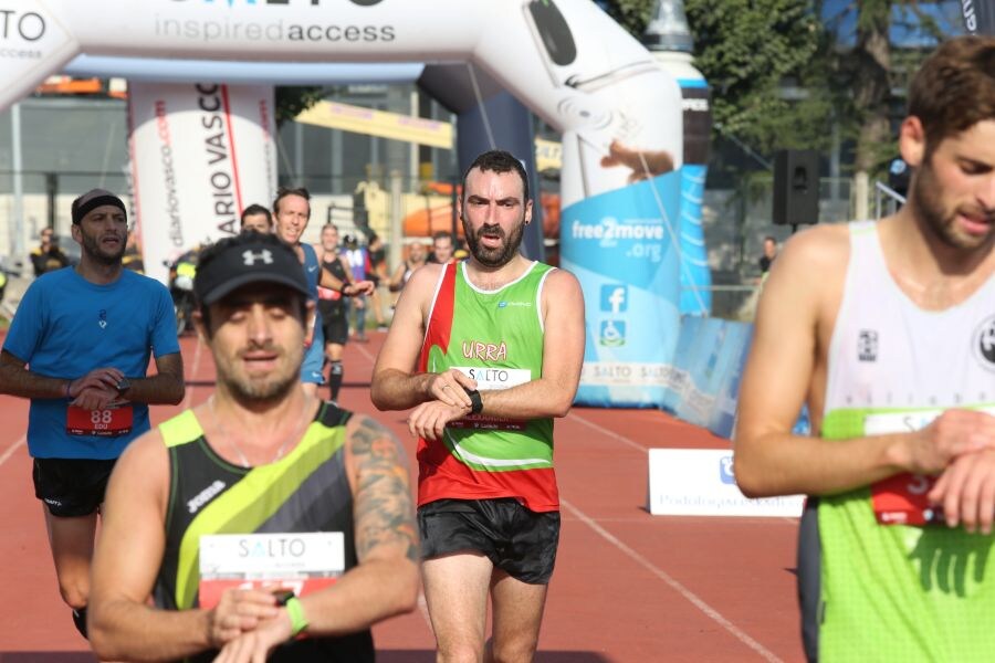 Eneko Agirrezabal (Segura, 32 años) y Maite Arraiza (Lazkao, 31 años) ganaron esta mañana la XXII edición de la Salto Systems Clásica de San Sebastián que contó con un espléndido día para la práctica deportiva. De los cerca de 3.000 inscritos partieron desde la Avenida de Madrid 2.660 participantes distribuidos entre todas las modalidades del evento.