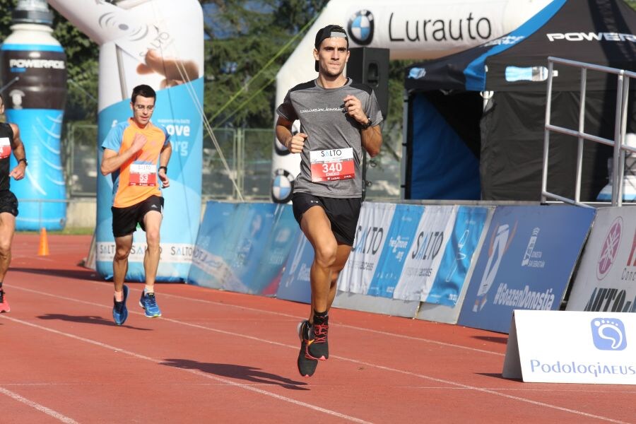 Eneko Agirrezabal (Segura, 32 años) y Maite Arraiza (Lazkao, 31 años) ganaron esta mañana la XXII edición de la Salto Systems Clásica de San Sebastián que contó con un espléndido día para la práctica deportiva. De los cerca de 3.000 inscritos partieron desde la Avenida de Madrid 2.660 participantes distribuidos entre todas las modalidades del evento.