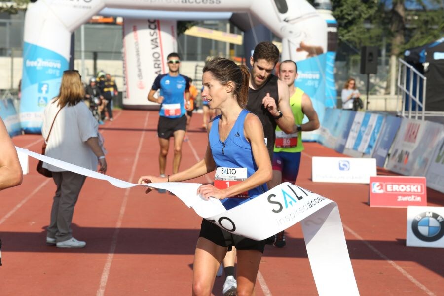 Eneko Agirrezabal (Segura, 32 años) y Maite Arraiza (Lazkao, 31 años) ganaron esta mañana la XXII edición de la Salto Systems Clásica de San Sebastián que contó con un espléndido día para la práctica deportiva. De los cerca de 3.000 inscritos partieron desde la Avenida de Madrid 2.660 participantes distribuidos entre todas las modalidades del evento.