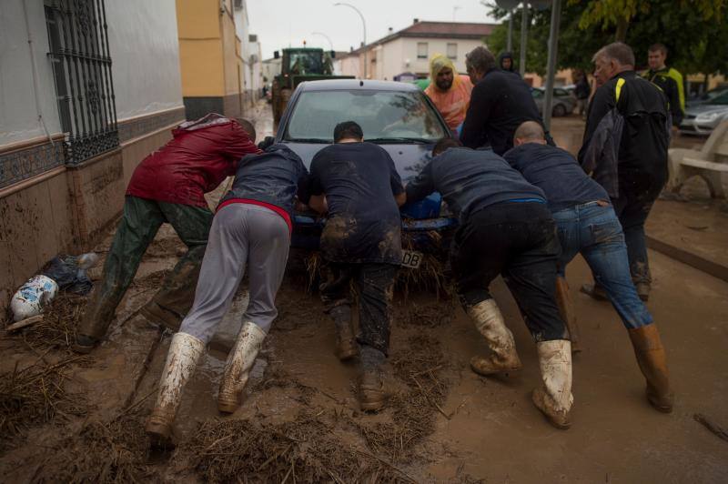 Las mejores imágenes de las lluvias torrenciales que han provocado la muerte de un bombero y numerosos destrozos en la provincia de Málaga