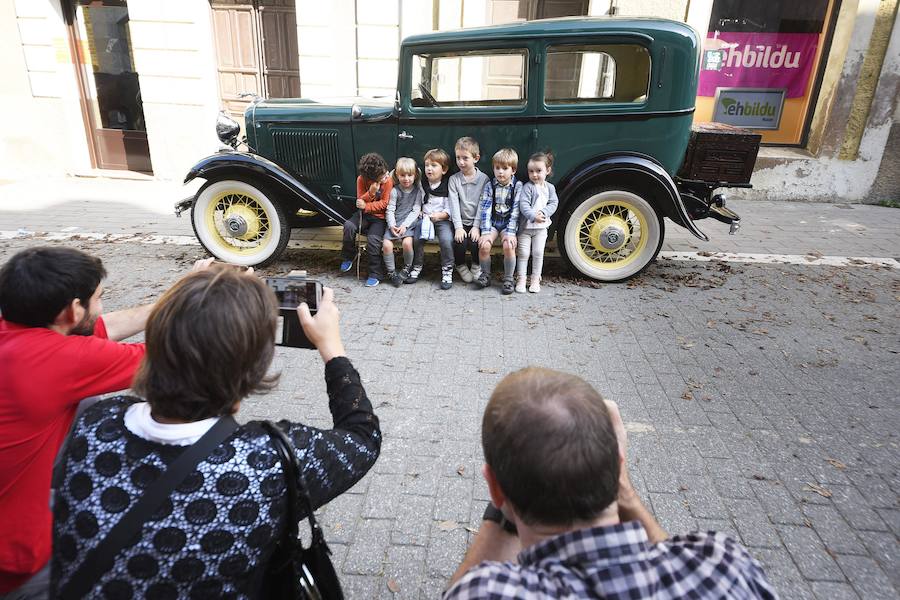 Antzinako bizimodua eta baserritarren lanbideak berreskuratu zituzten ataundarrek Ohitura Zaharren Egunean.