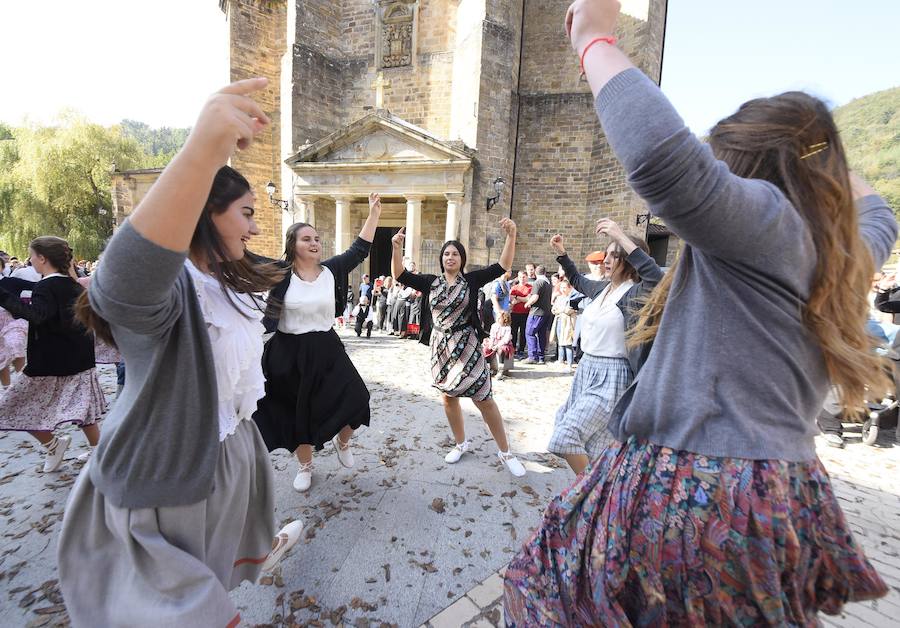 Antzinako bizimodua eta baserritarren lanbideak berreskuratu zituzten ataundarrek Ohitura Zaharren Egunean.